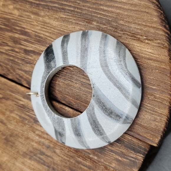Zebra stripes round pendant - Picture 1 of 2